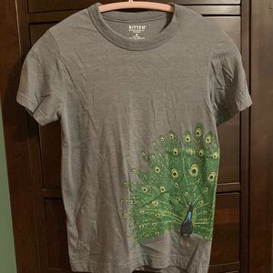 Bitten Sarah Jessica Parker Peacock short sleeve tee M